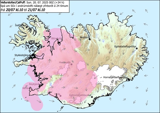 Forecast map of Iceland showing predicted SO₂ concentrations near the surface for a 24-hour period from 10:00 on July 20 to 10:00 on July 21, 2025. The map highlights areas primarily in the southwest, west, and central highlands where elevated SO₂ levels are expected, shaded in pink. Towns such as Reykjavík, Keflavík, Blönduós, Hella, and Kirkjubæjarklaustur are within the affected areas. Wind direction arrows indicate light and variable winds contributing to the spread of pollution. The map is produced by the Icelandic Meteorological Office (Veðurstofan) 