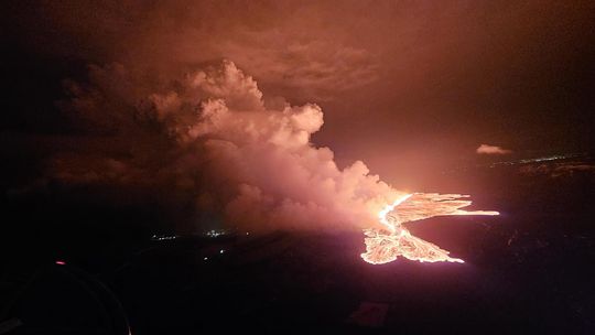 Picture showing the status of the eruption at 21:40. (Photo: DCPEM/Björn Oddsson)