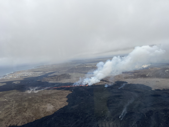 Figure caption: Overview of the eruption site taken on a flight this morning. It shows all the active volcanic vents and flava flows from them to the south. In the background to the left is Grindavík and to the right is Svartsengi. (Image: Birgir V. Óskarsson – Institute of Natural History).