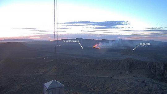 Image from the Icelandic Meteorological Office‘s web-camera taken at 4:30 this morning, shortly before sunrise. The camera is located on top of Þorbjörn and looks northeast towards the crater.